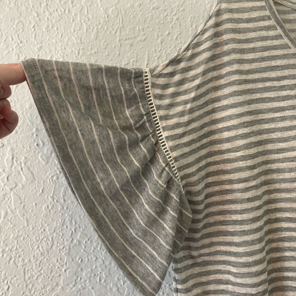 Like new loose knit plus size gray striped ruffle sleeve blouse top size 1x - Picture 2 of 4